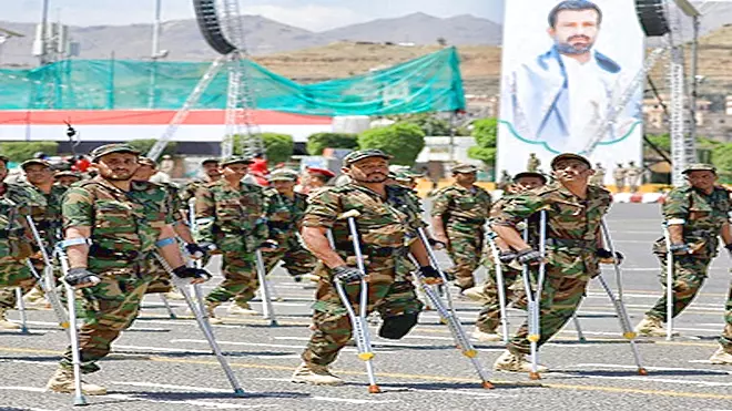 شارك جرحى الحرب ومبتورو الأطراف من الحوثيين في الاستعراض